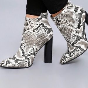 ⚡️FLASH SALE⚡️ Snakeskin booties